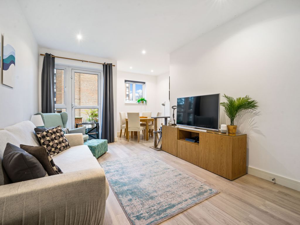 2 bed flat for sale in Cranley Gardens, Wallington SM6, £325,000