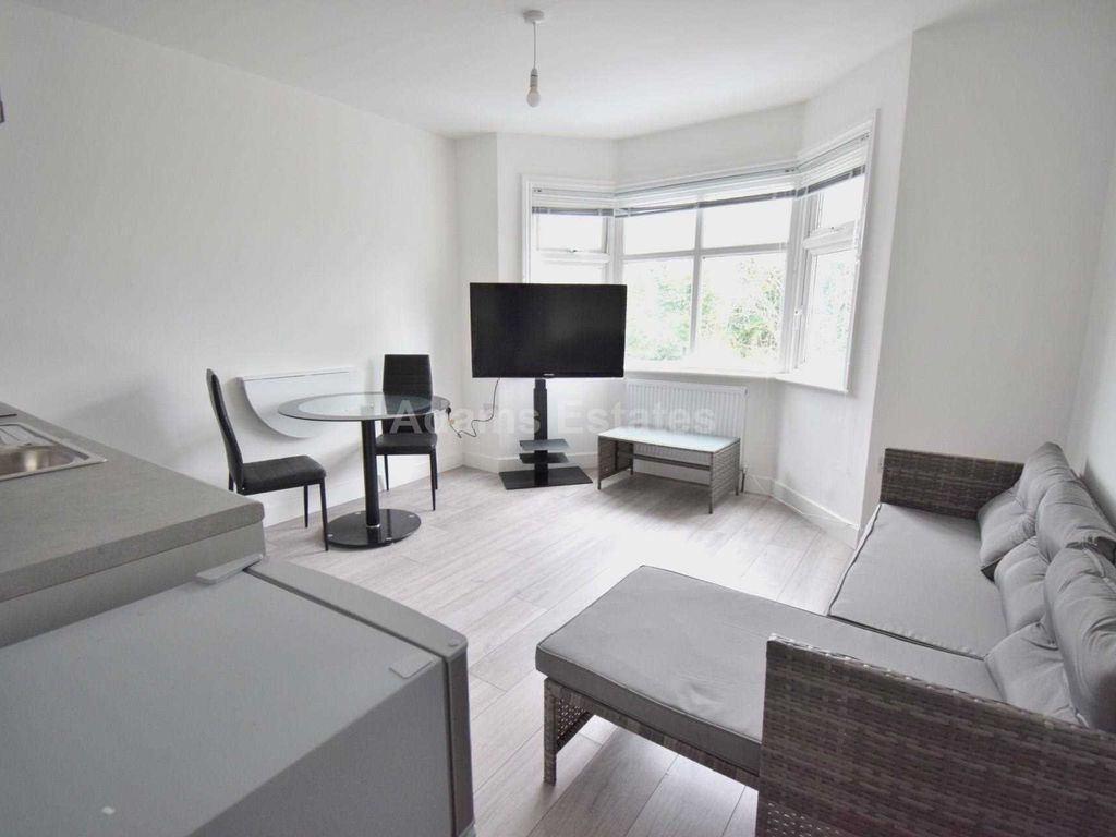 1 bed flat to rent in Oxford Road, Tilehurst RG31, £1,150 pcm