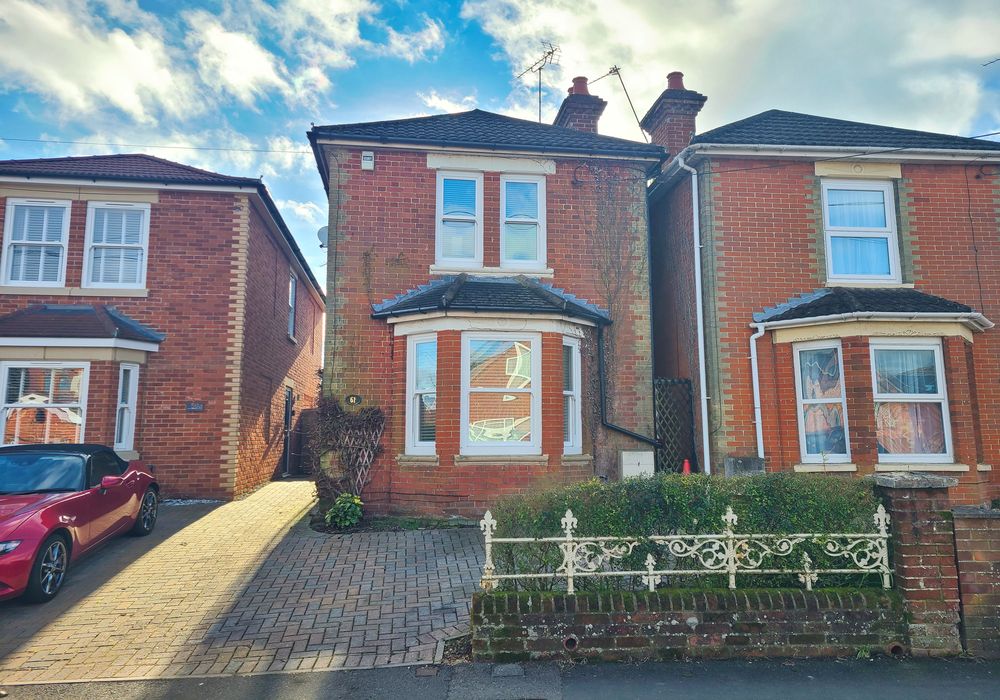 2 bed detached house for sale in Water Lane, Southampton SO40, £325,000