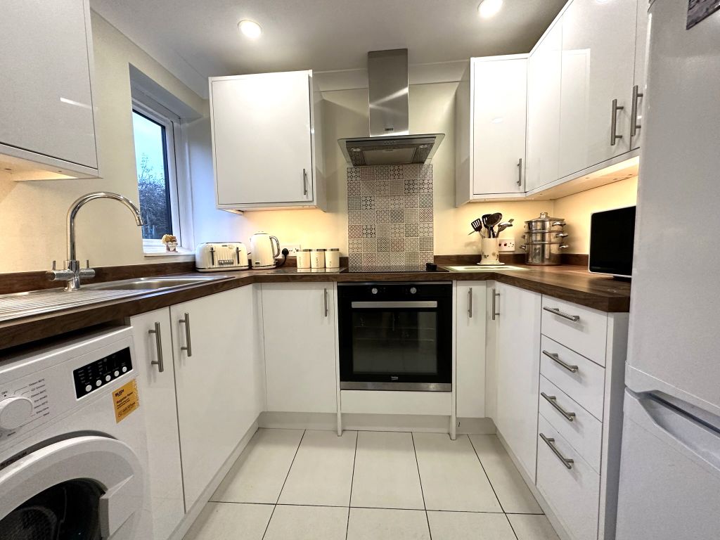 2 bed flat for sale in Back Street, Biggleswade SG18, £125,000