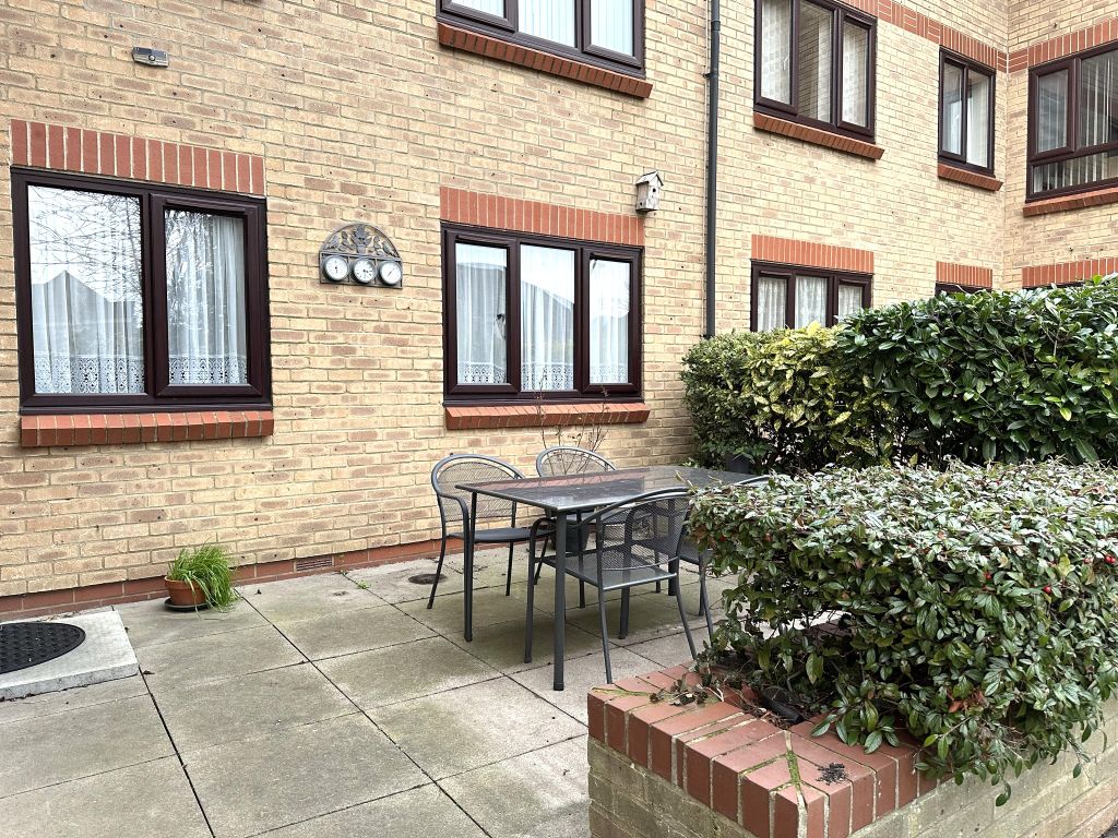 2 bed flat for sale in Back Street, Biggleswade SG18, £125,000