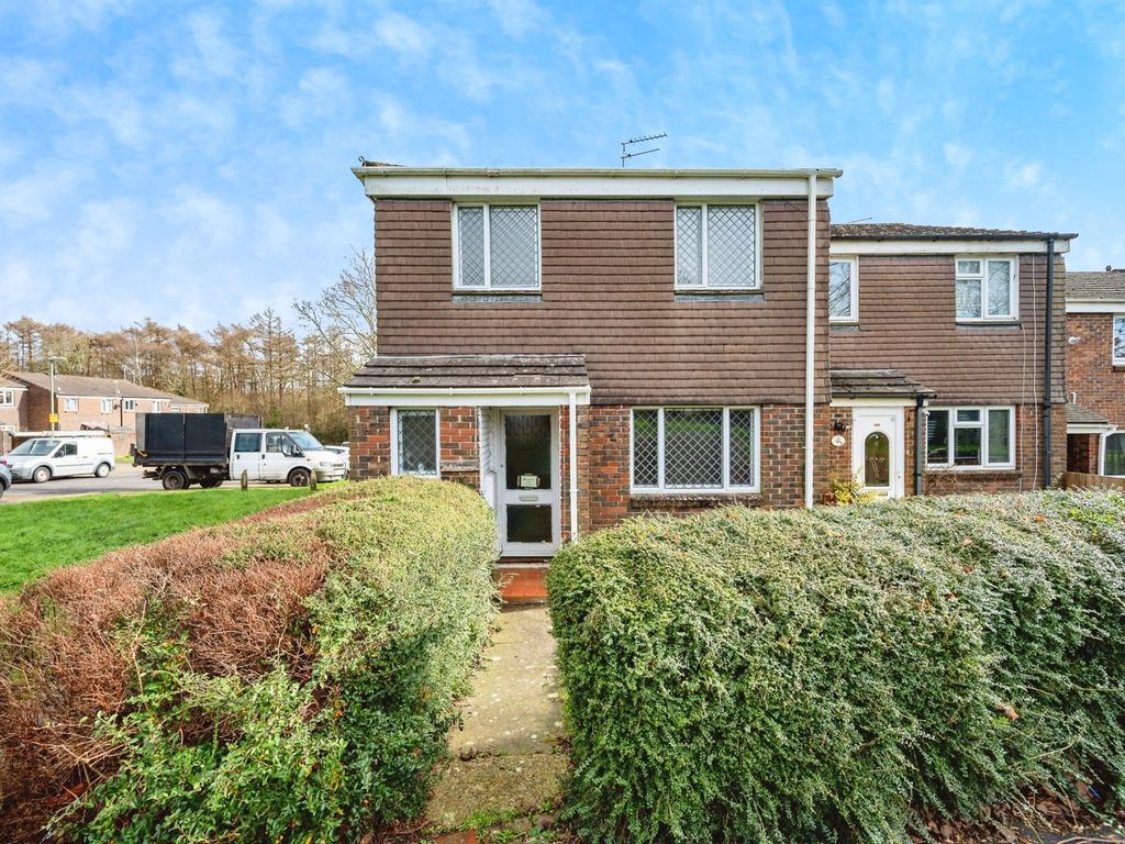 3 bed end terrace house for sale in Campion Close, Waterlooville PO7, £250,000