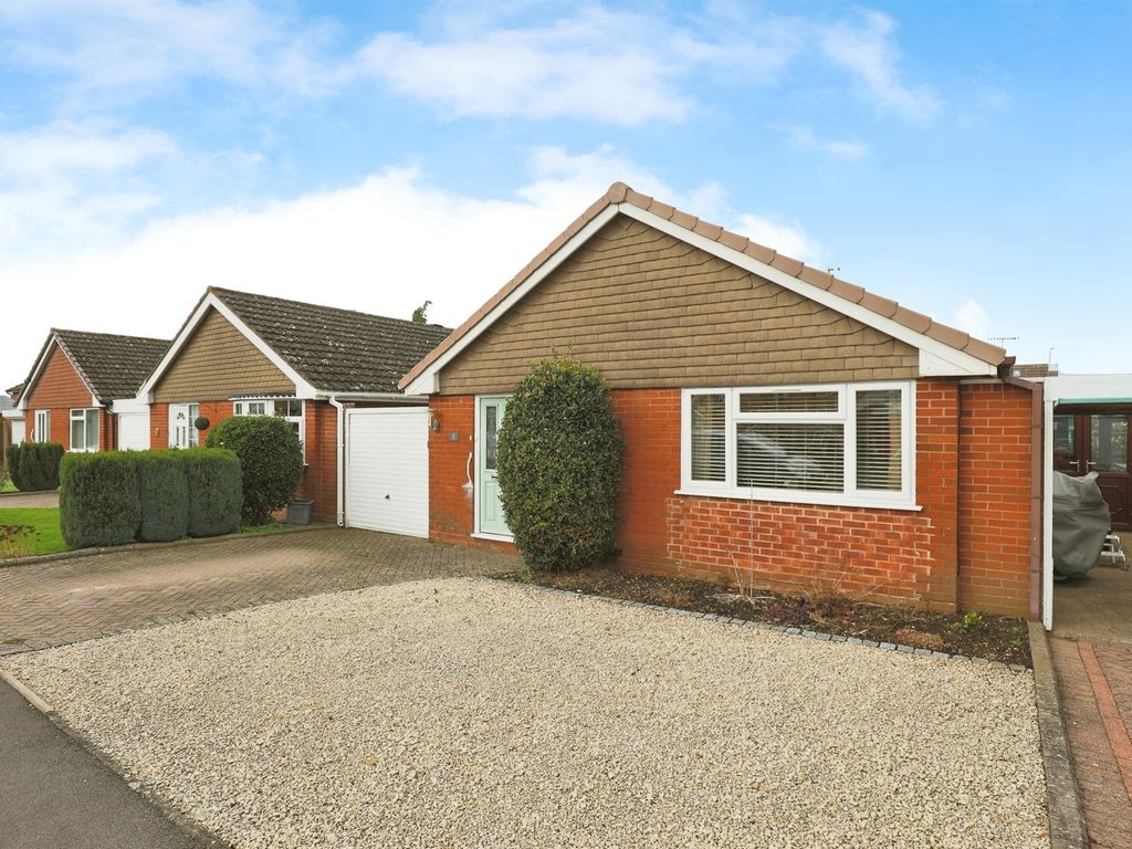 2 bed bungalow for sale in Pine Close, Fernhill Heath, Worcester WR3, £290,000