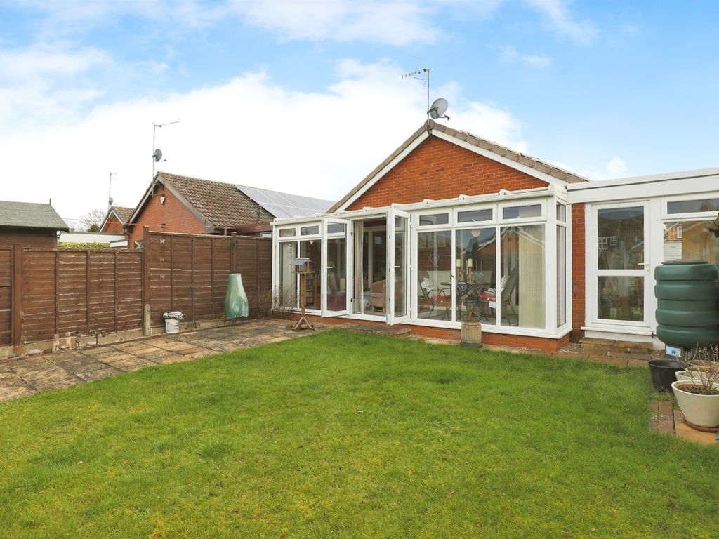 2 bed bungalow for sale in Pine Close, Fernhill Heath, Worcester WR3, £290,000