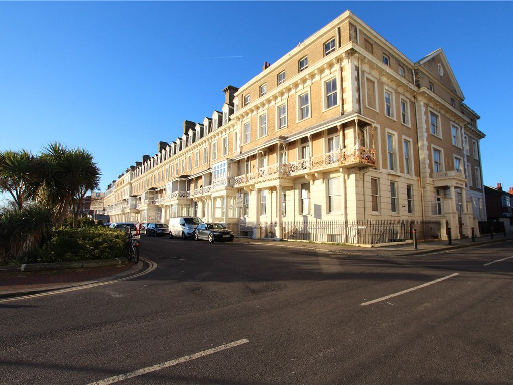 1 bed flat to rent in Jason Court, Heene Terrace, Worthing, West Sussex BN11, £900 pcm