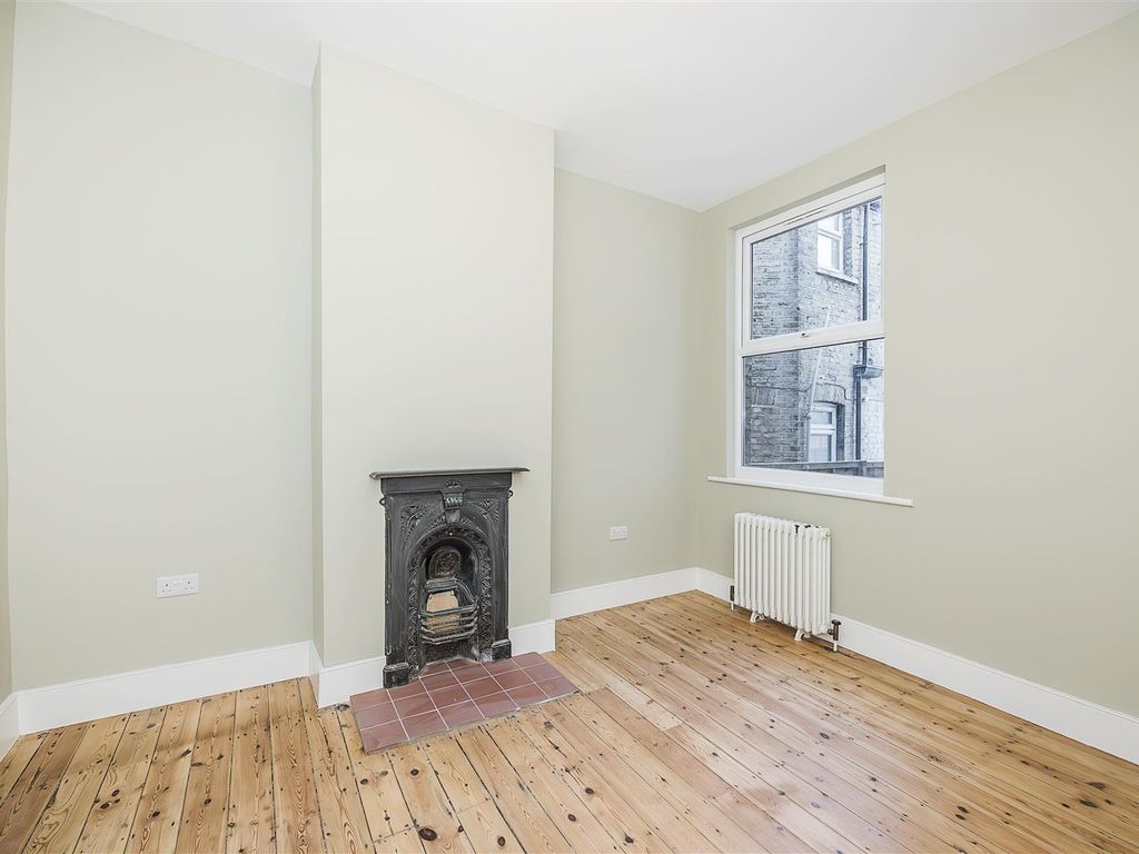 2 bed flat for sale in Newport Road, London E10, £475,000