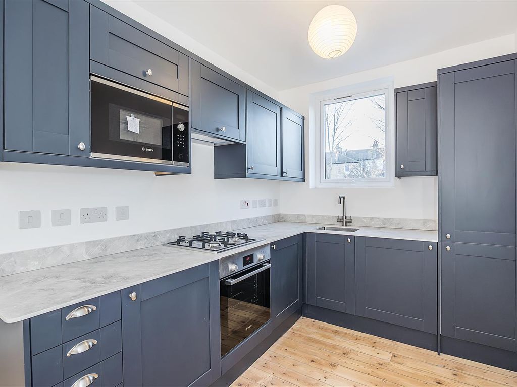 2 bed flat for sale in Newport Road, London E10, £475,000