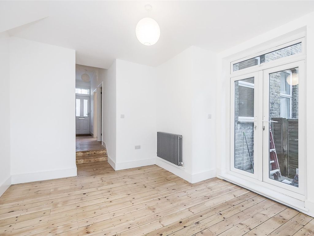 2 bed flat for sale in Newport Road, London E10, £475,000