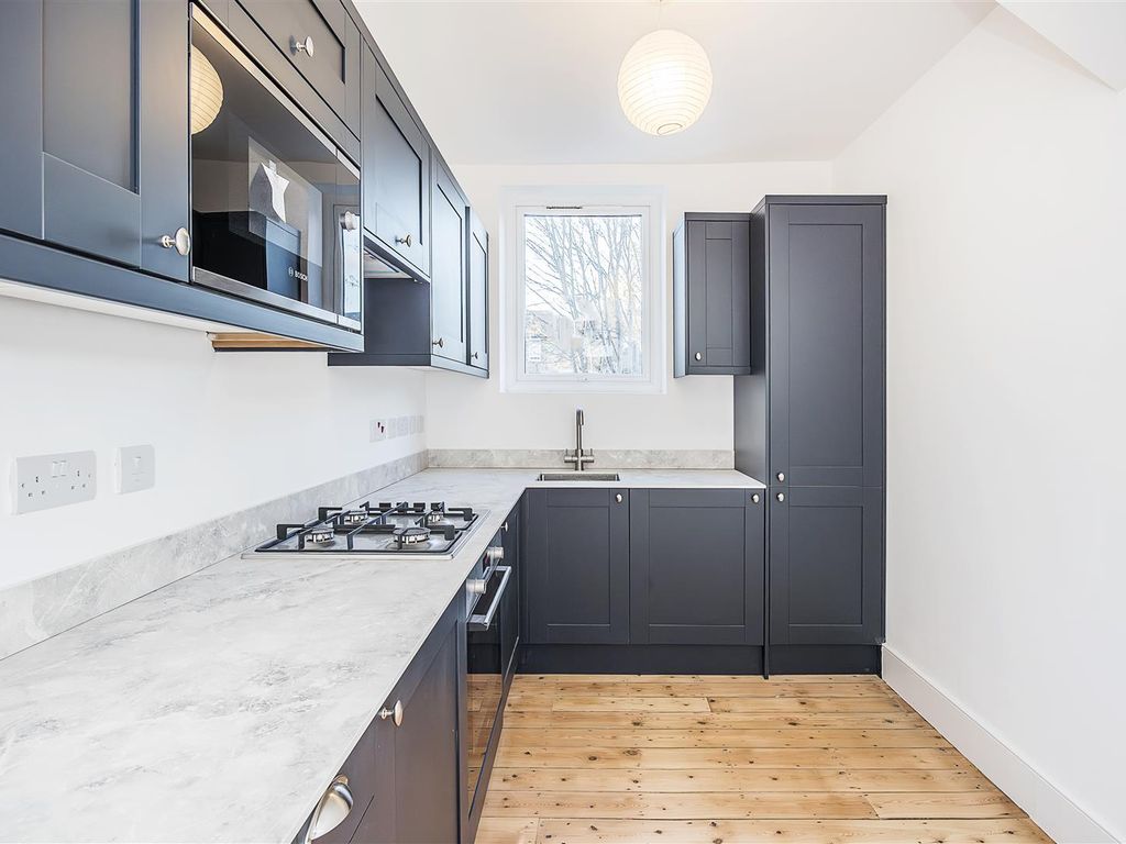 2 bed flat for sale in Newport Road, London E10, £475,000