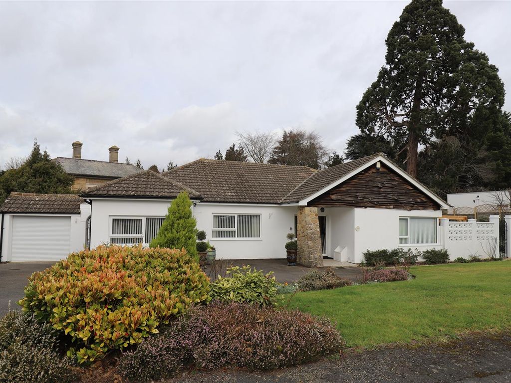 4 bed bungalow for sale in Priory Close, East Farleigh, Maidstone ME15, £950,000
