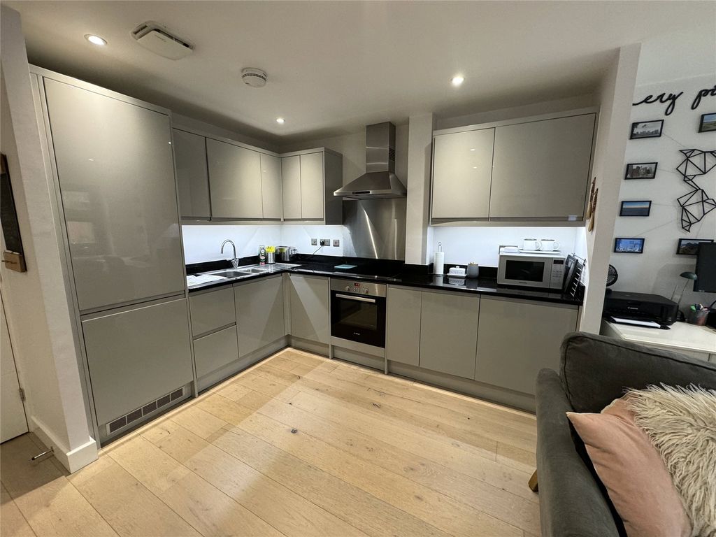 1 bed flat for sale in Finchampstead Road, Wokingham, Berkshire RG40, £240,000