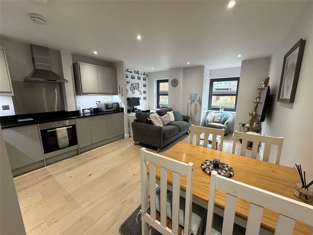 1 bed flat for sale in Finchampstead Road, Wokingham, Berkshire RG40, £240,000