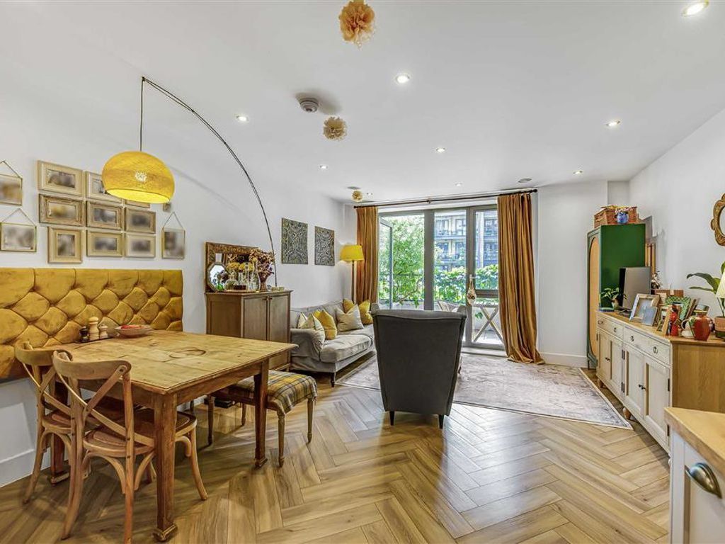 2 bed flat for sale in The Grange, London SE1, £390,000