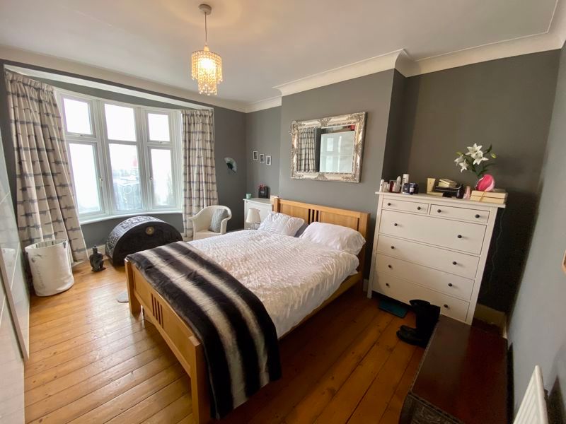 2 bed flat for sale in Woodland Way, London NW7, £450,000