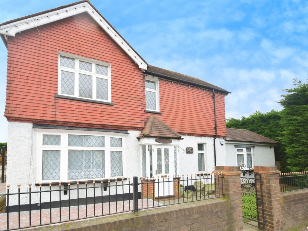 4 bed detached house to rent in Woodcote Road, Wallington SM6, £2,300 pcm