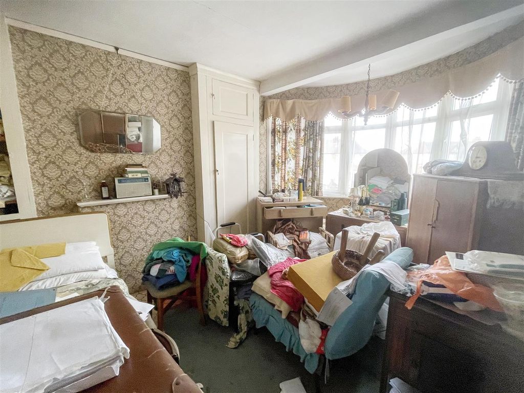 2 bed end terrace house for sale in Seaton Gardens, Ruislip HA4, £450,000