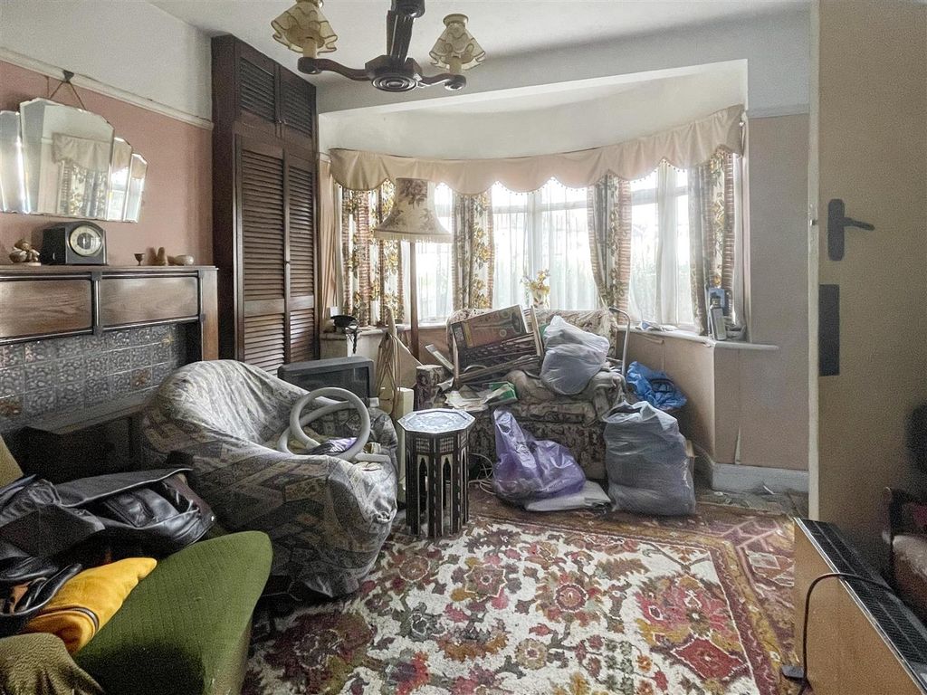 2 bed end terrace house for sale in Seaton Gardens, Ruislip HA4, £450,000