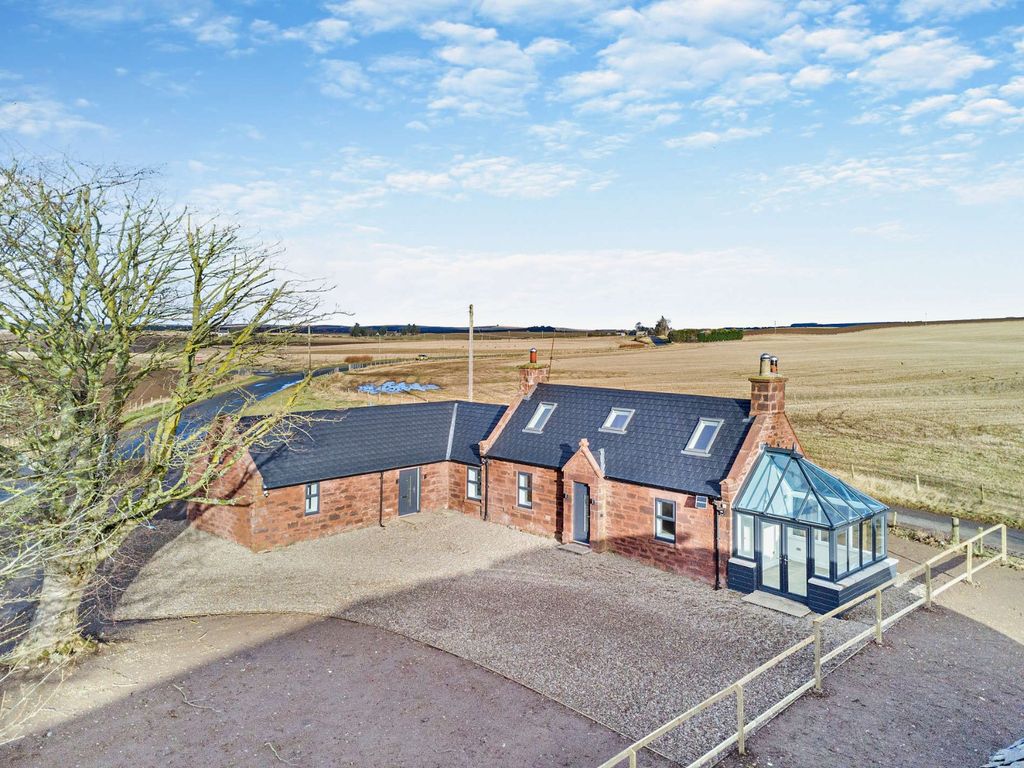 4 bed detached house for sale in Turriff AB53, £425,000