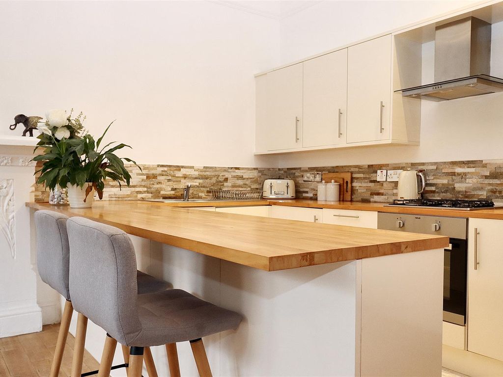 2 bed flat for sale in Victoria Road, Clevedon BS21, £475,000