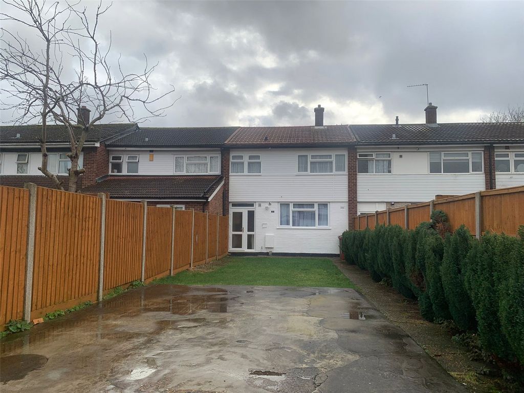 3 bed terraced house to rent in Tamar Way, Slough, Berkshire SL3, £1,850 pcm