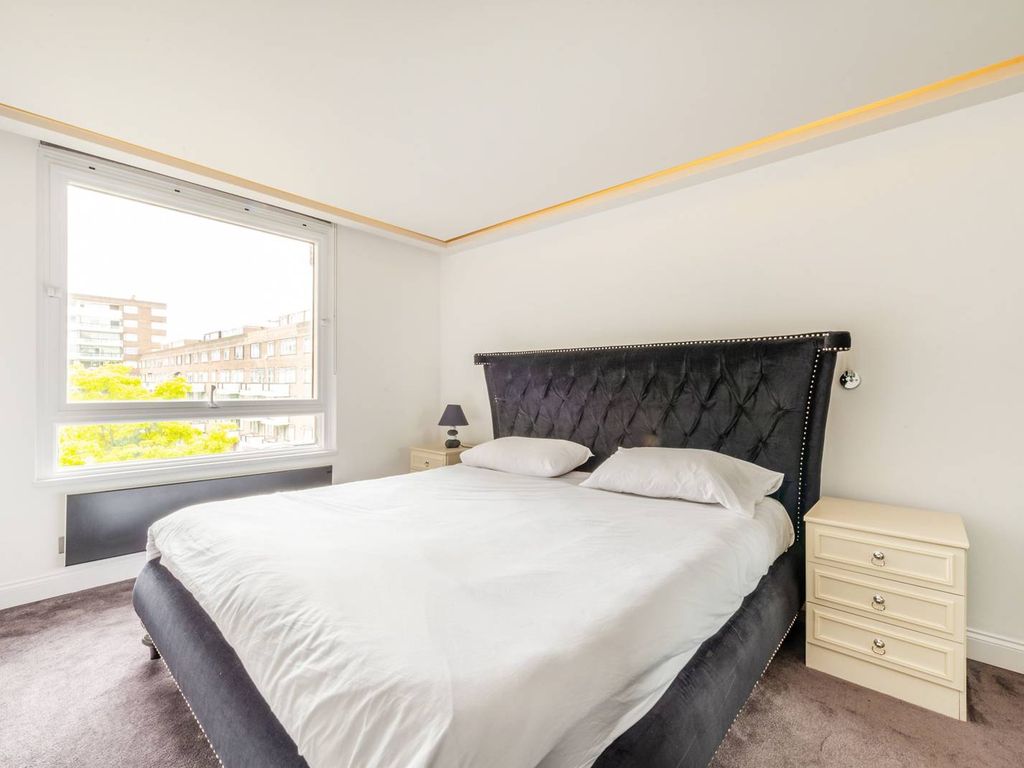 1 bed flat for sale in The Water Gardens, Edgware Road, Hyde Park Estate, London W2, £585,000