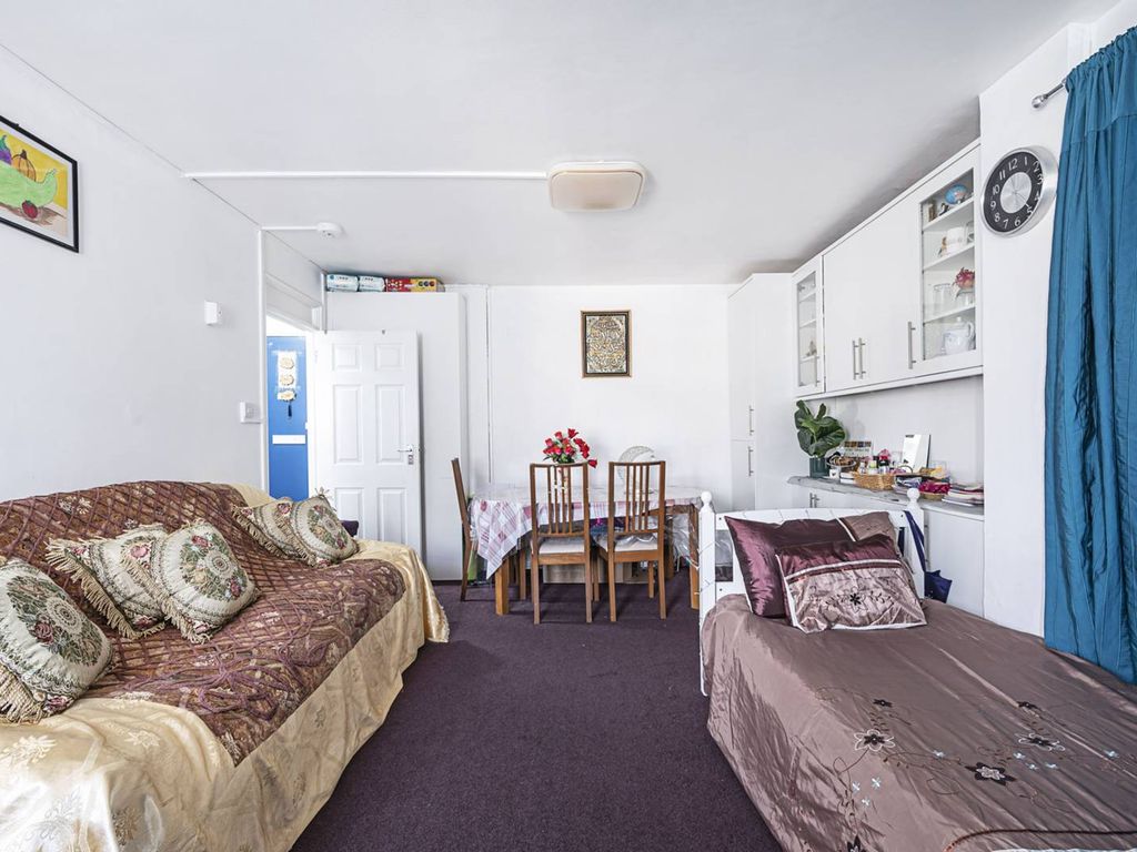 2 bed flat for sale in Upper Clapton Road, Stoke Newington, London E5, £350,000