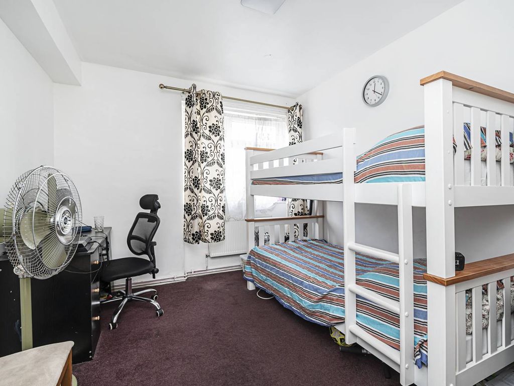 2 bed flat for sale in Upper Clapton Road, Stoke Newington, London E5, £350,000