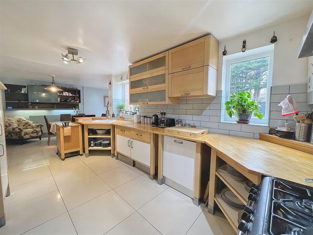 5 bed detached house for sale in Caernarvon Drive, Rhiwderin, Newport NP10, £450,000
