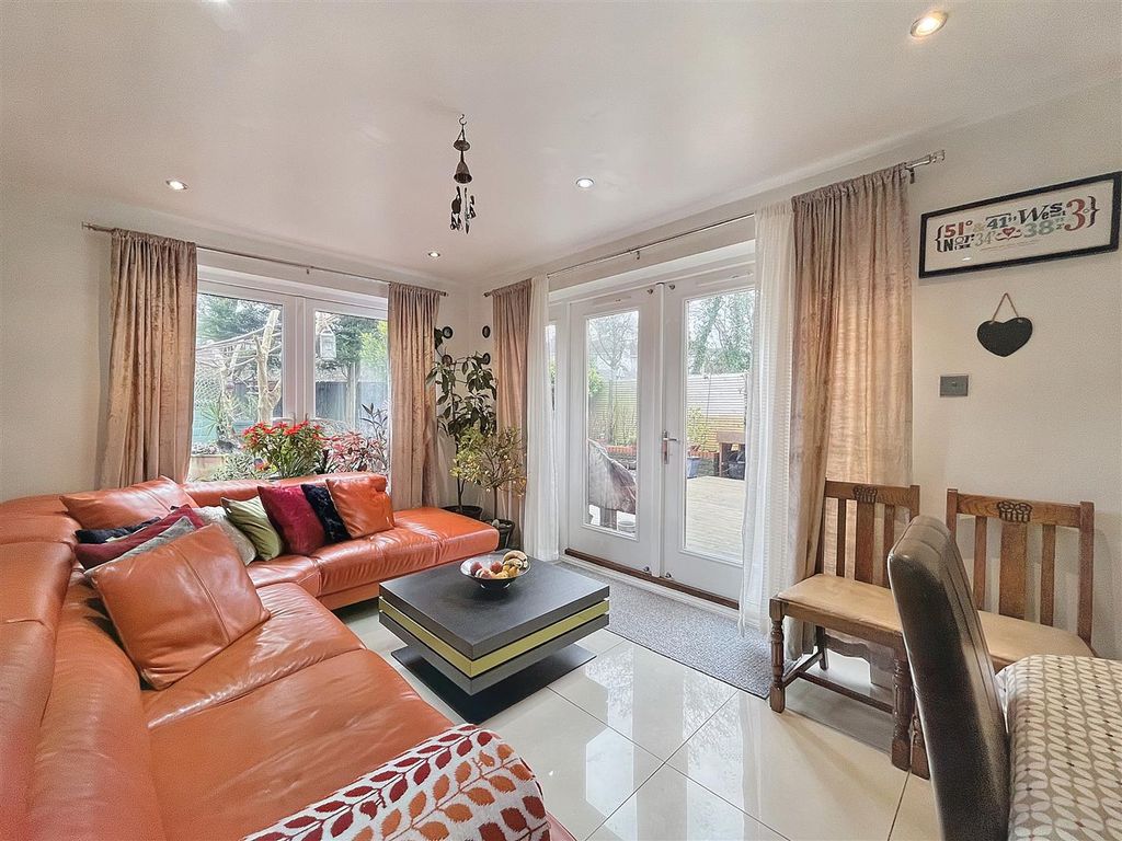 5 bed detached house for sale in Caernarvon Drive, Rhiwderin, Newport NP10, £450,000