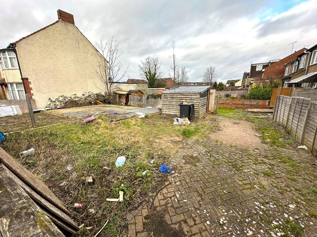 Land for sale in Gardenia Avenue, Limbury, Luton, Bedfordshire LU3, £50,000