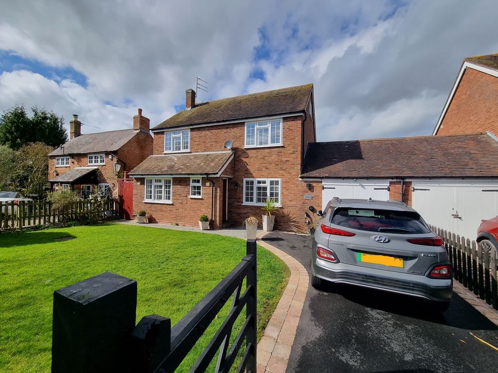 3 bed detached house for sale in The Green, Long Itchington CV47, £485,000