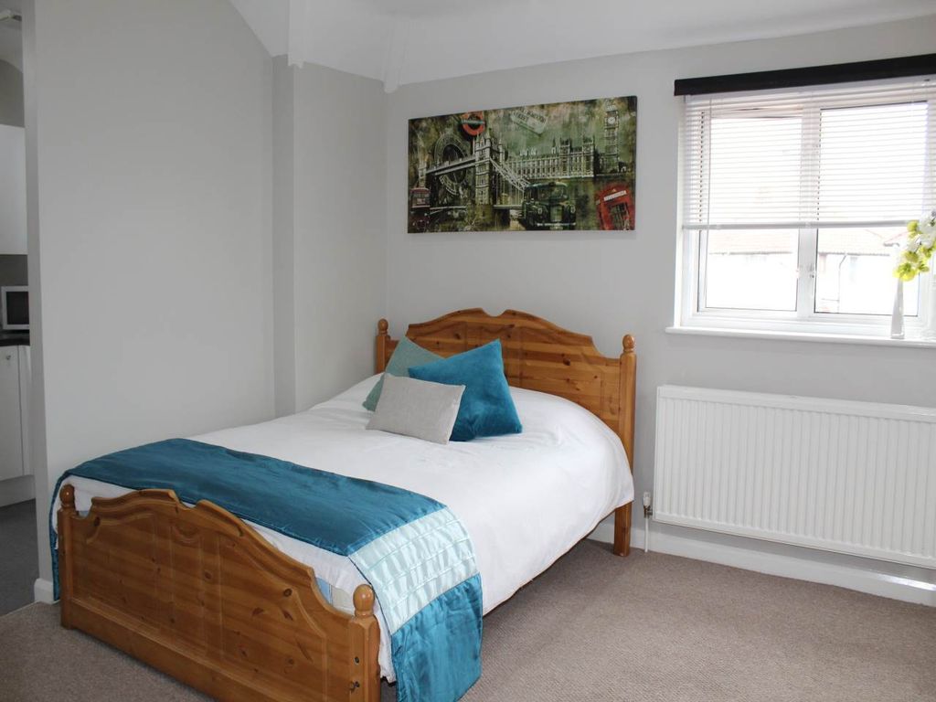 Room to rent in Hunters Grove, Hayes, Middlesex UB3, £1,170 pcm