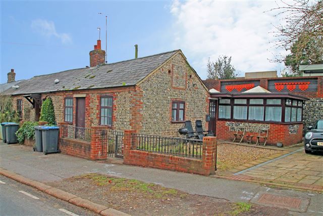 2 bed bungalow for sale in Butts Cottages, London Road, Albourne BN6, £350,000