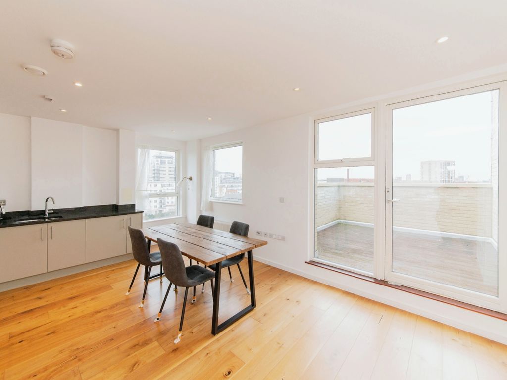 2 bed flat for sale in Grahame Park Way, Colindale NW9, £425,000