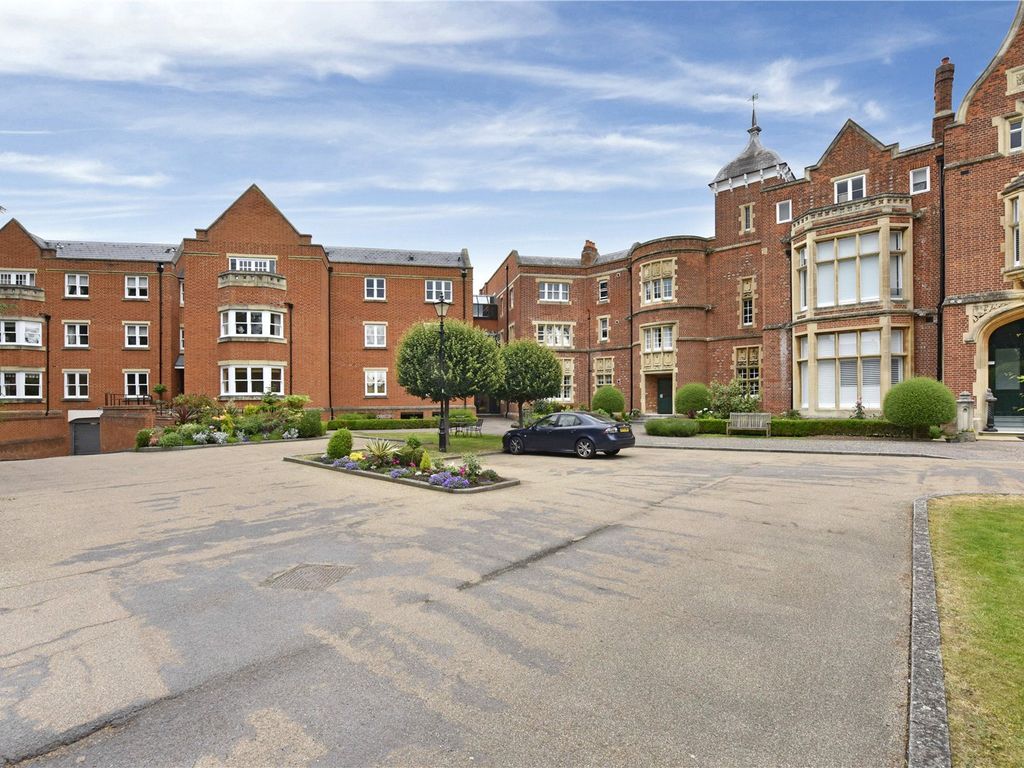 2 bed flat to rent in Pemberley Lodge, Longbourn, Windsor, Berkshire SL4, £1,900 pcm