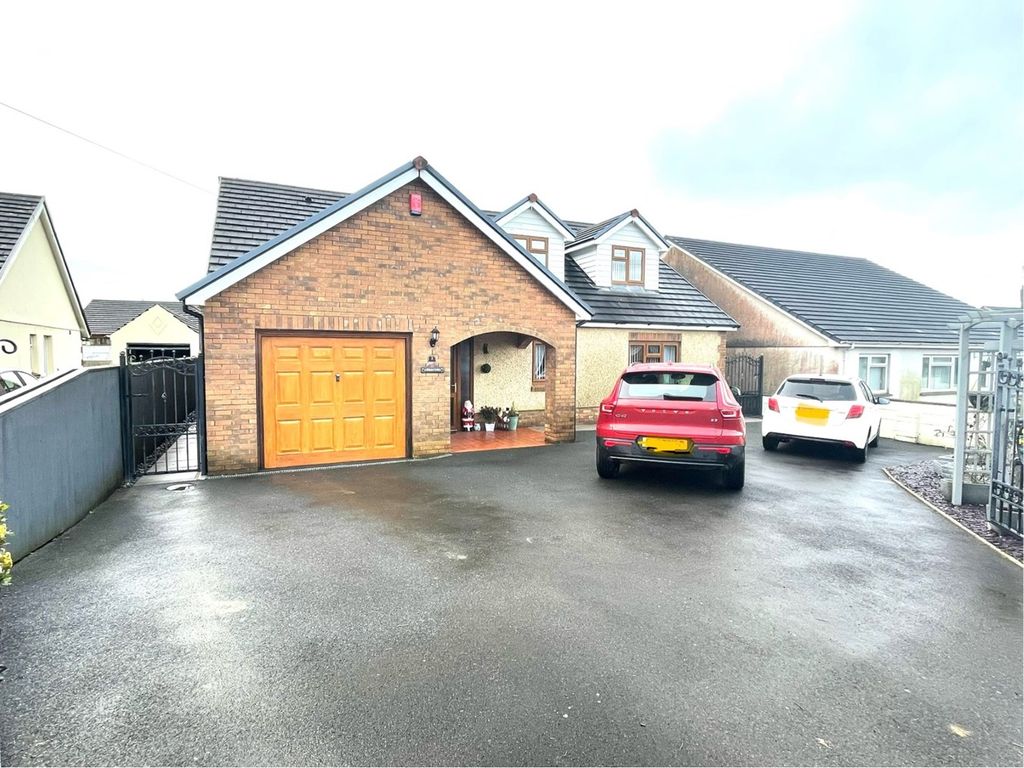 3 bed detached bungalow for sale in Bancffosfelen, Llanelli SA15, £400,000