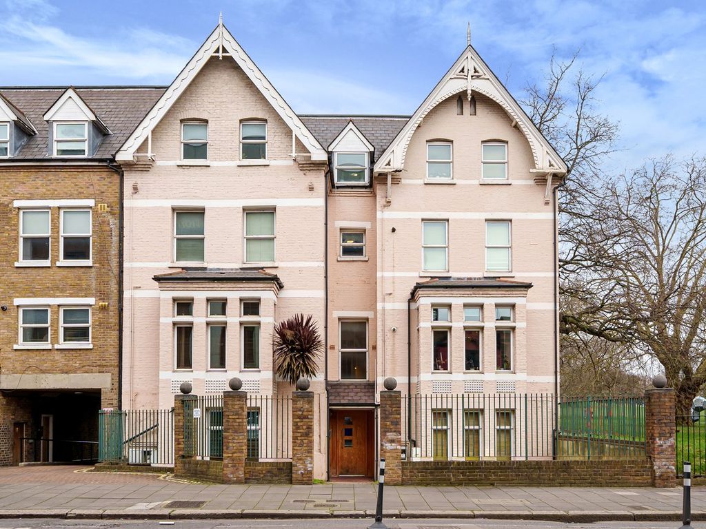 2 bed flat for sale in The Vale, London W3, £375,000