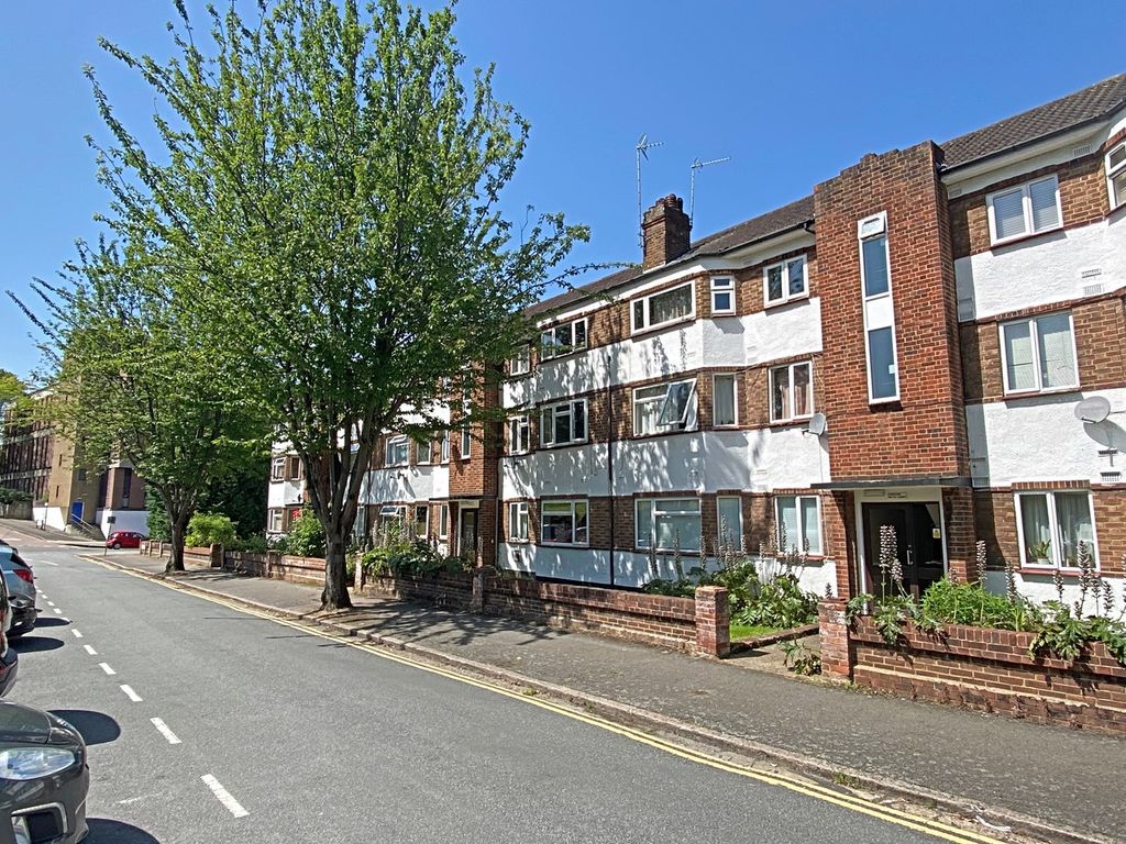 2 bed flat to rent in Garrison Court, Hitchin SG4, £1,250 pcm