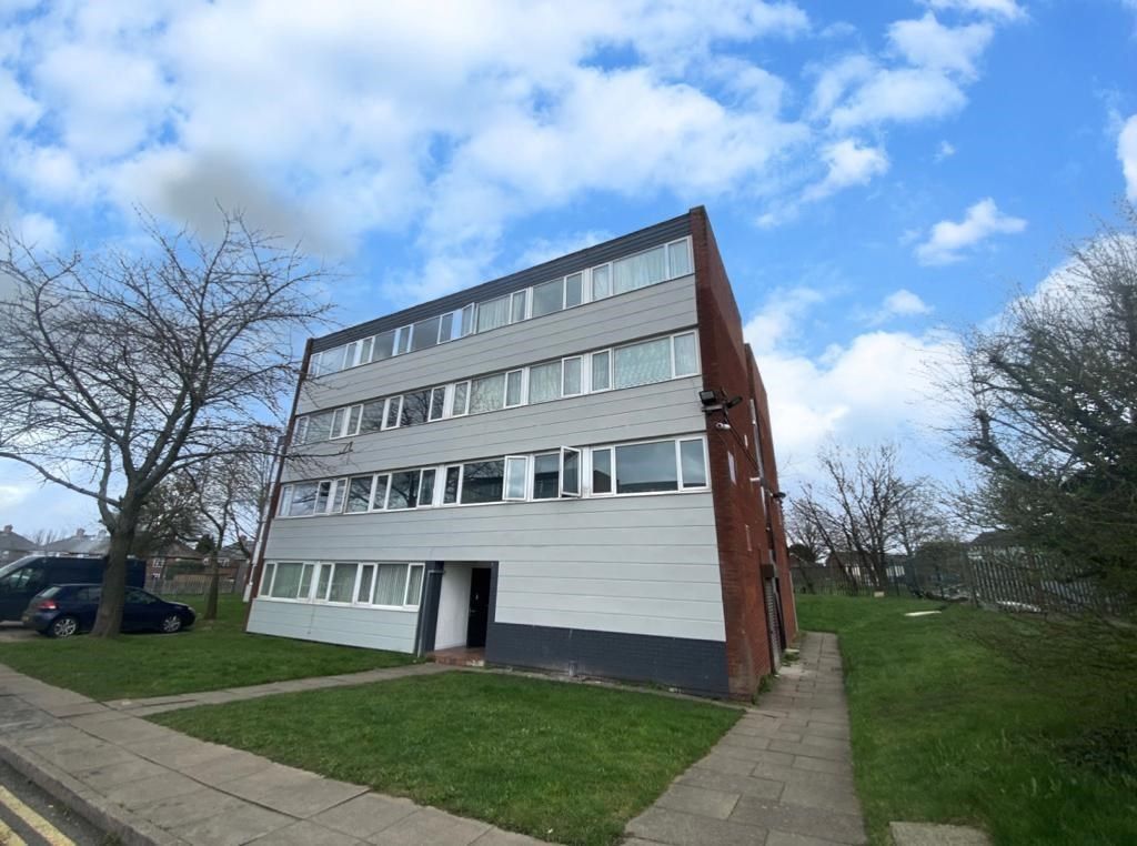 4 bed flat for sale in St. Marks Road, Tipton DY4, £135,000