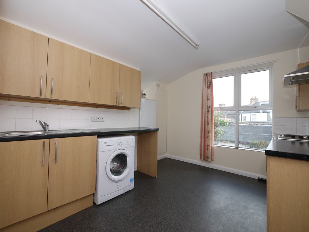 2 bed flat to rent in Church Road, London E12, £1,700 pcm
