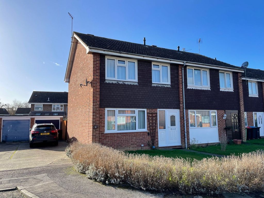 3 bed end terrace house for sale in Coleridge Close, Newport Pagnell MK16, £75,000
