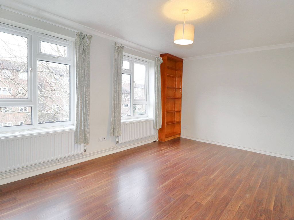 3 bed flat for sale in Ambleside Avenue, Walton-On-Thames KT12, £300,000