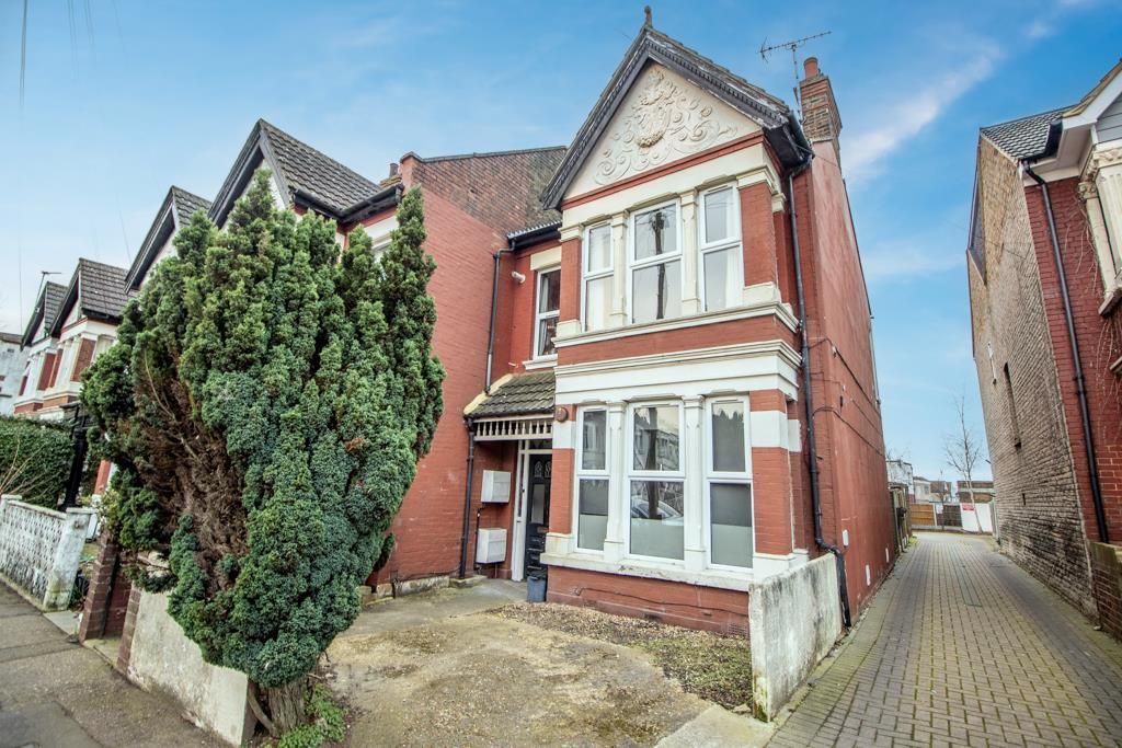 2 bed flat for sale in Anerley Road, Westcliff-On-Sea SS0, £240,000