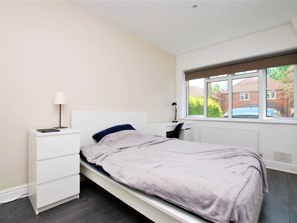 Room to rent in Ardmore Avenue, Guildford, Surrey GU2, £850 pcm