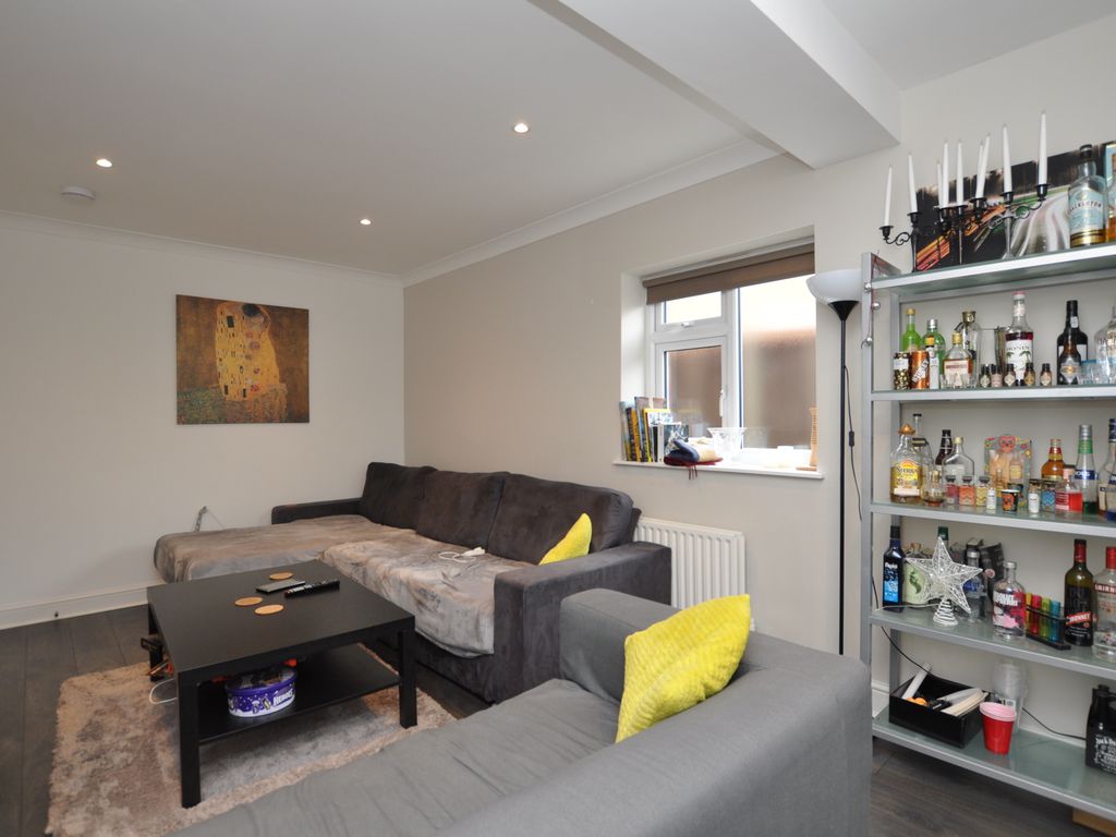 Room to rent in Ardmore Avenue, Guildford, Surrey GU2, £850 pcm
