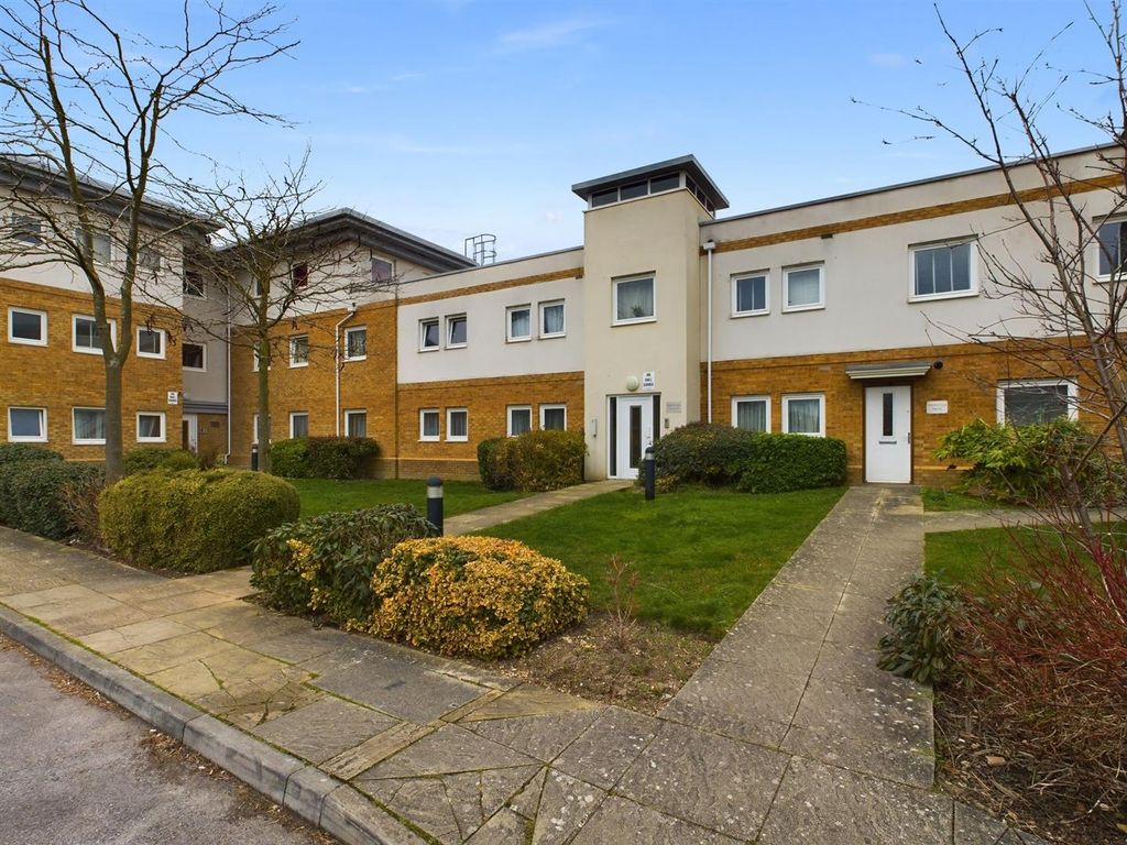 1 bed flat to rent in Pool Close, West Molesey KT8, £1,300 pcm