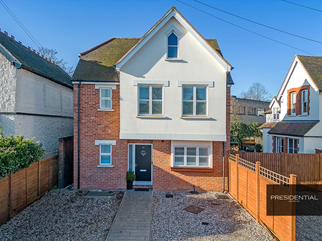 4 bed detached house for sale in Station Road, Loughton IG10, £900,000