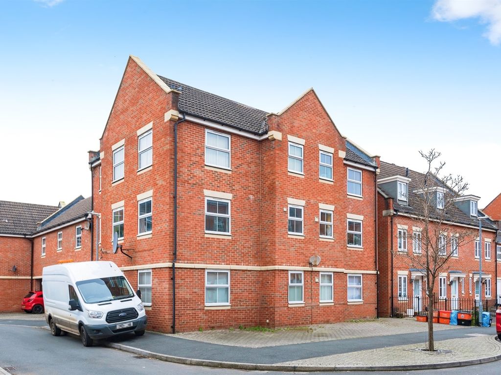 2 bed flat for sale in Lynmouth Road, Swindon SN2, £160,000