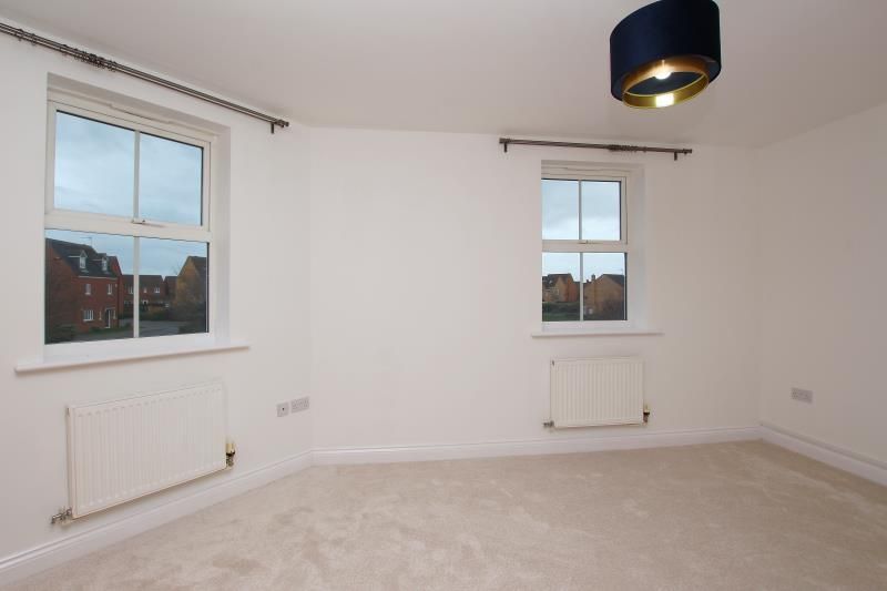 2 bed flat to rent in Deer Valley Road, Peterborough PE2, £900 pcm