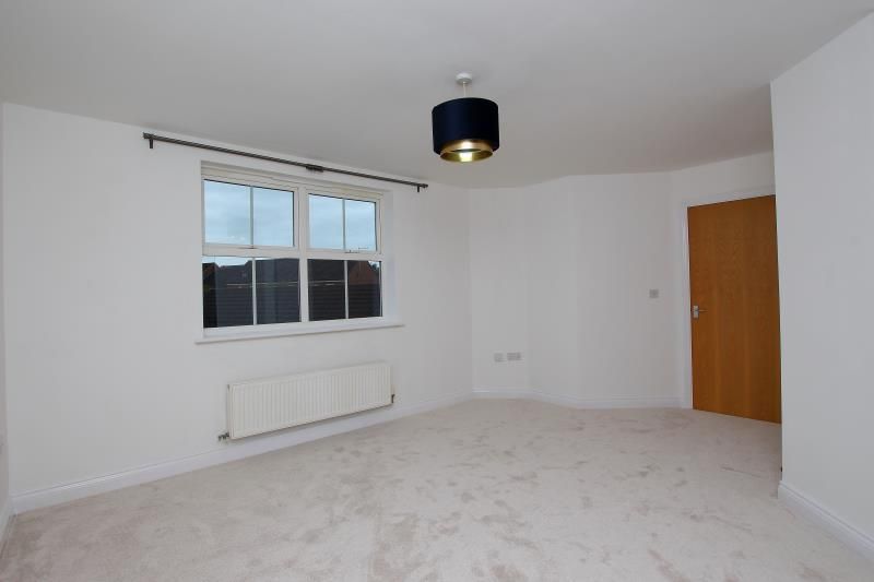 2 bed flat to rent in Deer Valley Road, Peterborough PE2, £900 pcm